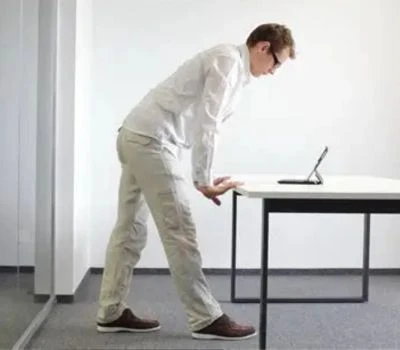 Olajšanje plantarnega fasciitisa in ergonomska ocena stopal: Zakaj strokovnjaki v stoječem položa...