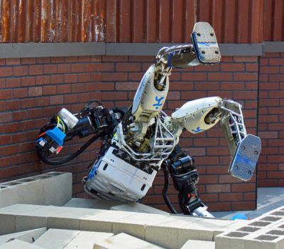 Zakaj humanoidni roboti kar naprej padajo, medtem ko ljudje le redko?